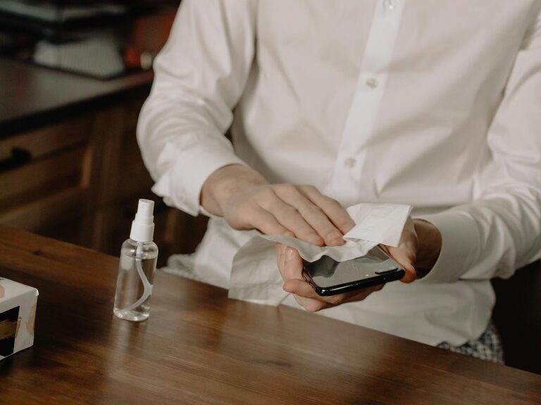 Come pulire in sicurezza smartphone e tastiera: guida pratica